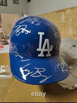 2018 Dodgers Autographed Helmet 19 Signatures Kershaw, Bellinger, Joc, Roberts