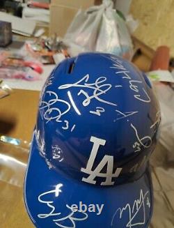 2018 Dodgers Autographed Helmet 19 Signatures Kershaw, Bellinger, Joc, Roberts