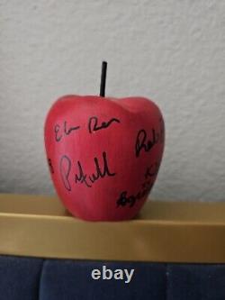 Twilight Cast SIGNED Apple Robert Pattinson Autograph Kristen Stewart Auto