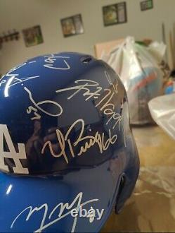 2018 Casque dédicacé des Dodgers 19 Signatures Kershaw, Bellinger, Joc, Roberts