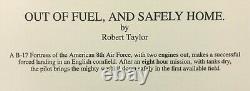 À COURT DE CARBURANT ET RENTRÉS EN TOUTE SÉCURITÉ chez soi par Robert Taylor, signé par l'équipage distingué du B-17