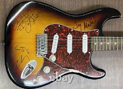 Guitare Strat signée autographiée par BETTYE LAVETTE TAJ MAHAL ROBERT CRAY OTIS TAYLOR