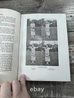 Livre de sport antique de 1926 sur le tir à l'arc signé par Robert P. Elmer à Homer Taylor